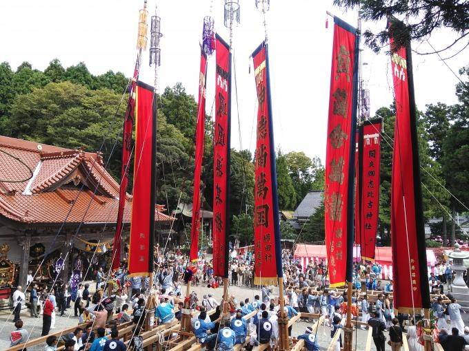 お熊甲祭──20mの枠旗が天を突く